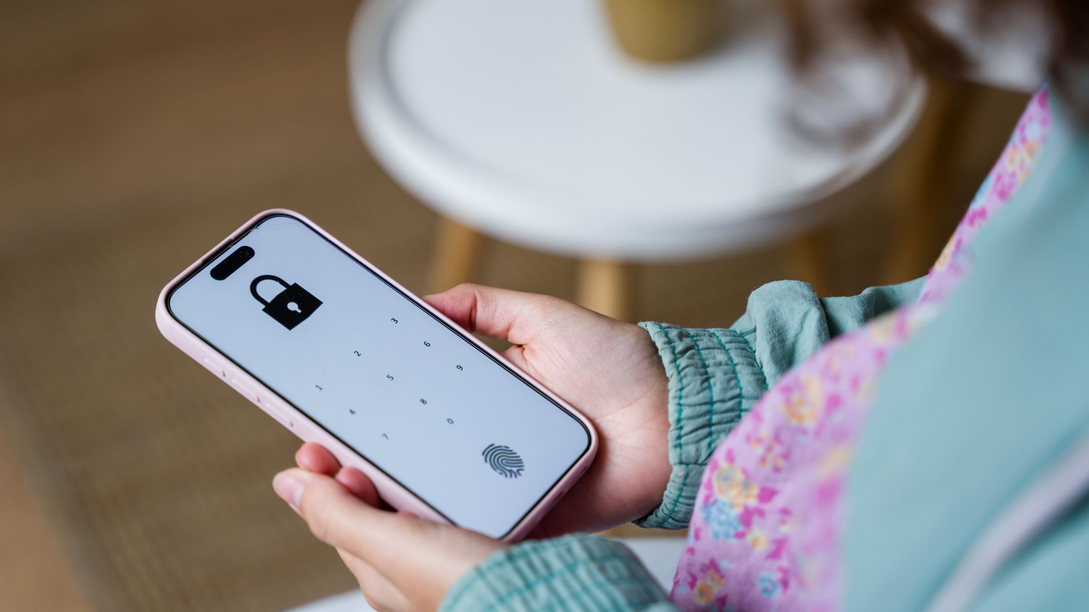 une femme utilise un code PIN pour déverrouiller une application téléphonique similaire à l'expérience que vous vivez avec Cash App