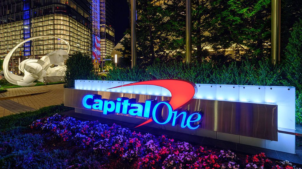 Le logo Capital One est illuminé à l'extérieur du siège social de la société de services financiers dans la nuit du 7 juin 2025, à Tysons, en Virginie.
