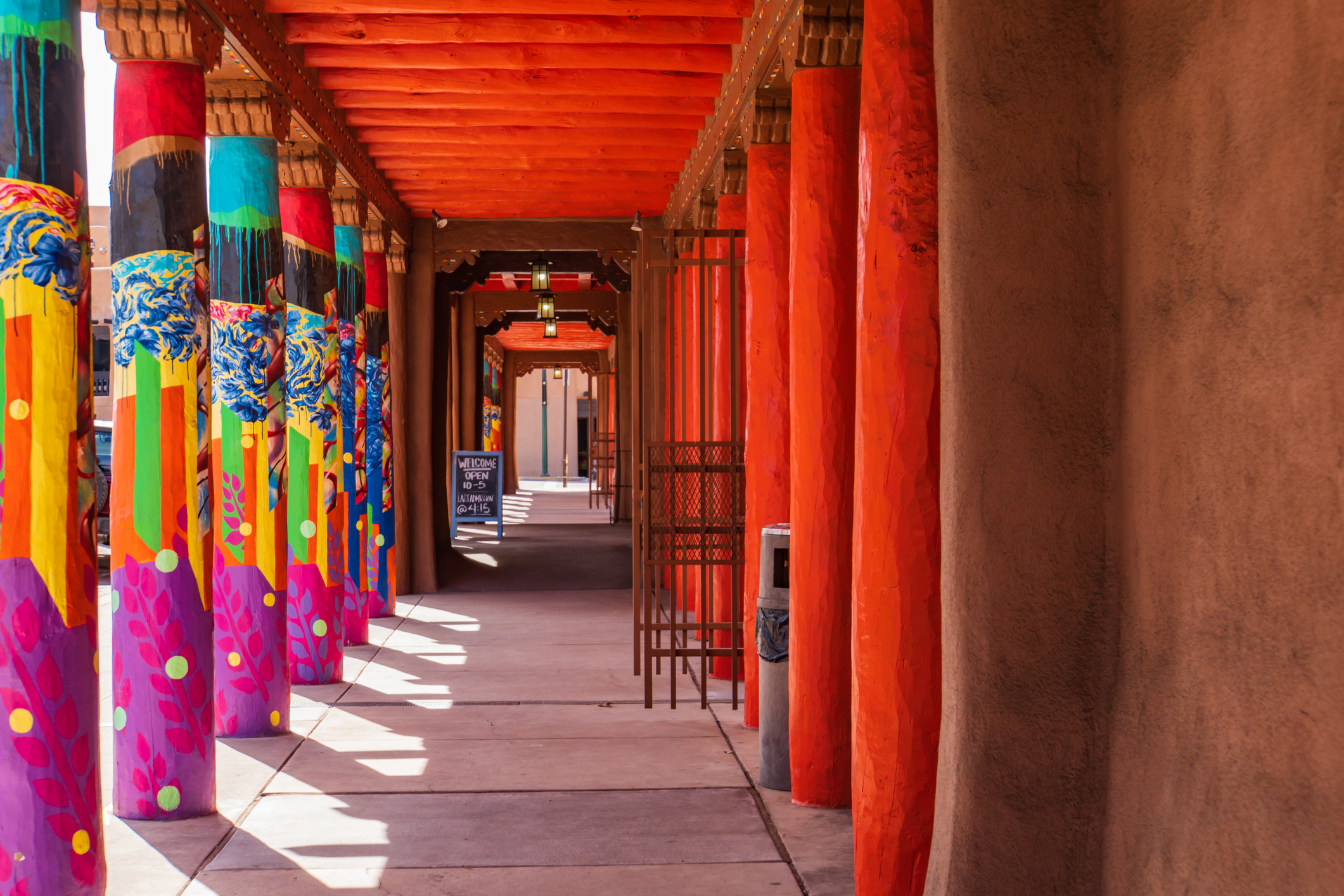 Colonnes peintes de couleurs vives sur la place de Santa Fe, Nouveau-Mexique