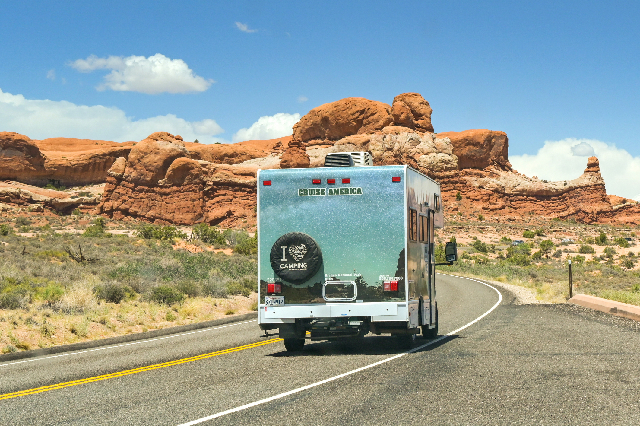 Moab, Utah, États-Unis - 25 mai 2025 : camping-car traversant des paysages spectaculaires dans le parc national des Arches à Moab