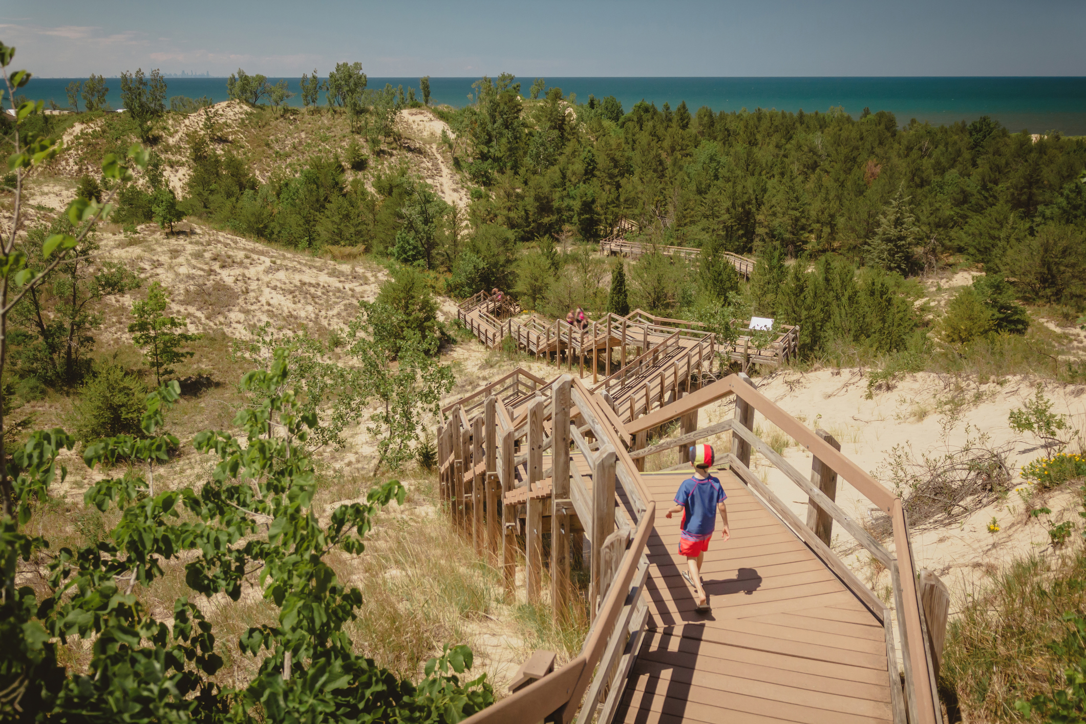 Garçon en randonnée le long du sentier de succession des dunes dans le parc national d'Indiana Dunes.
