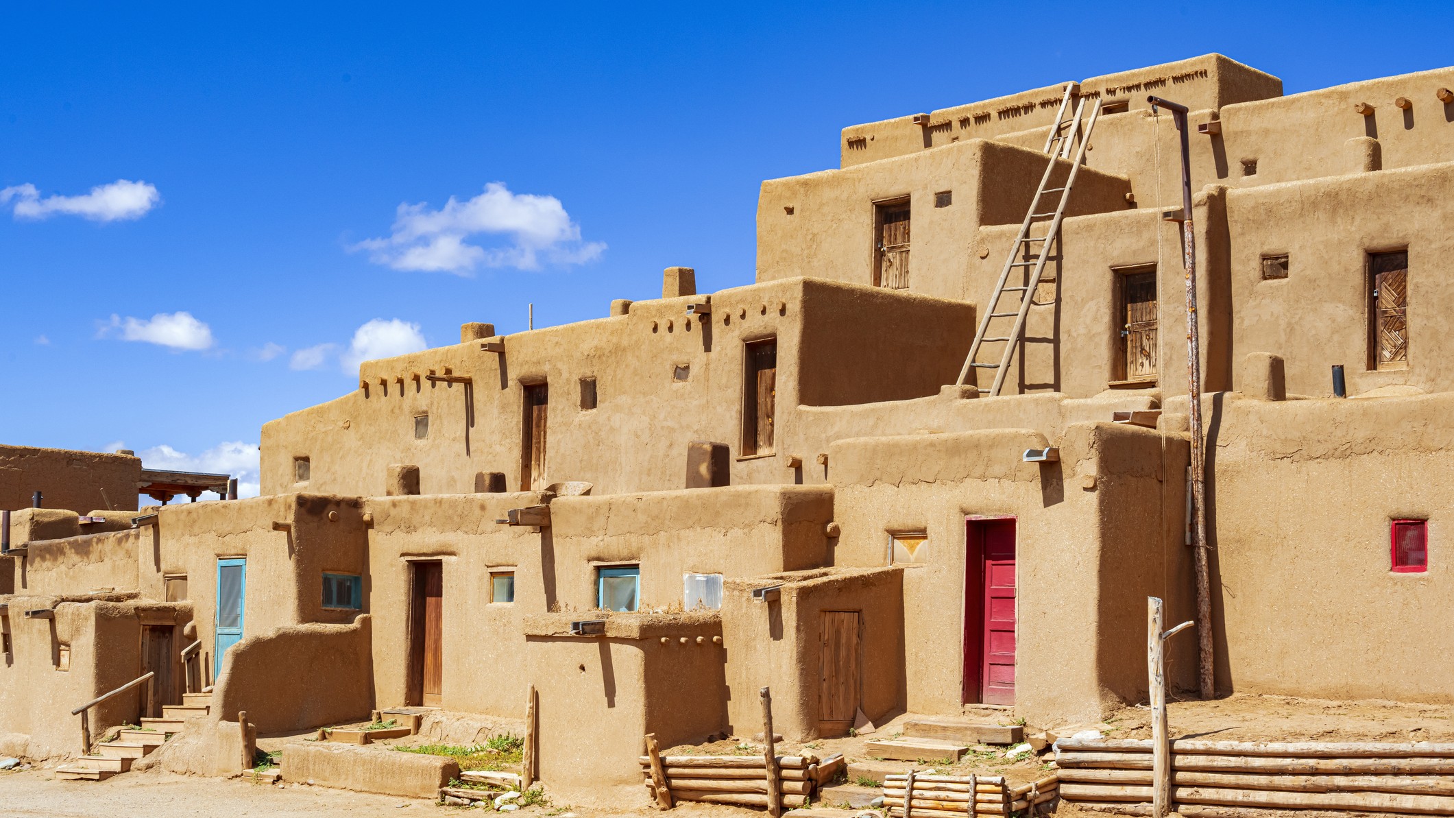 Vue des bâtiments en architecture Adobe à Taos Pueblo, Nouveau-Mexique