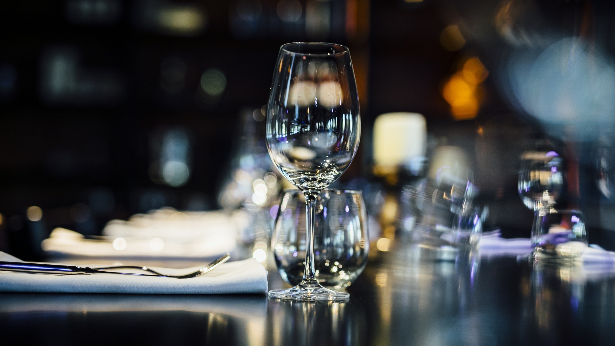 Une table dans un restaurant chic.