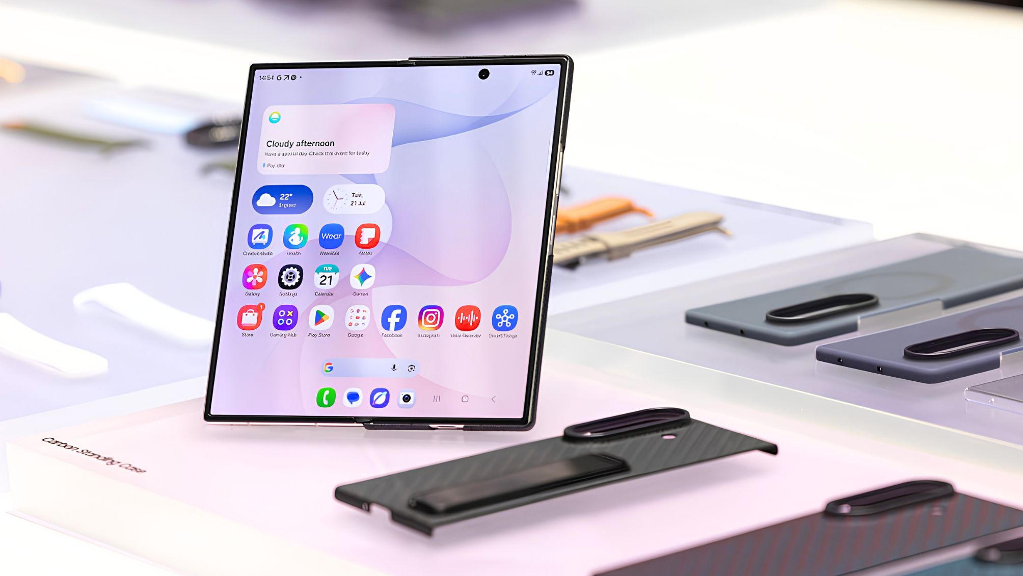 Un smartphone Samsung Galaxy Z Fold 8 Ultra lors d'un événement en avant-première à Londres