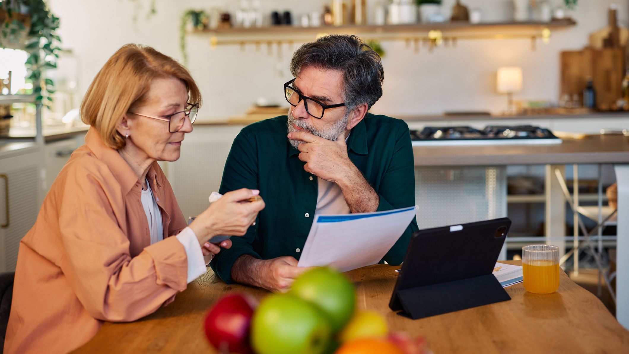 Couples plus âgés discutant d'un budget