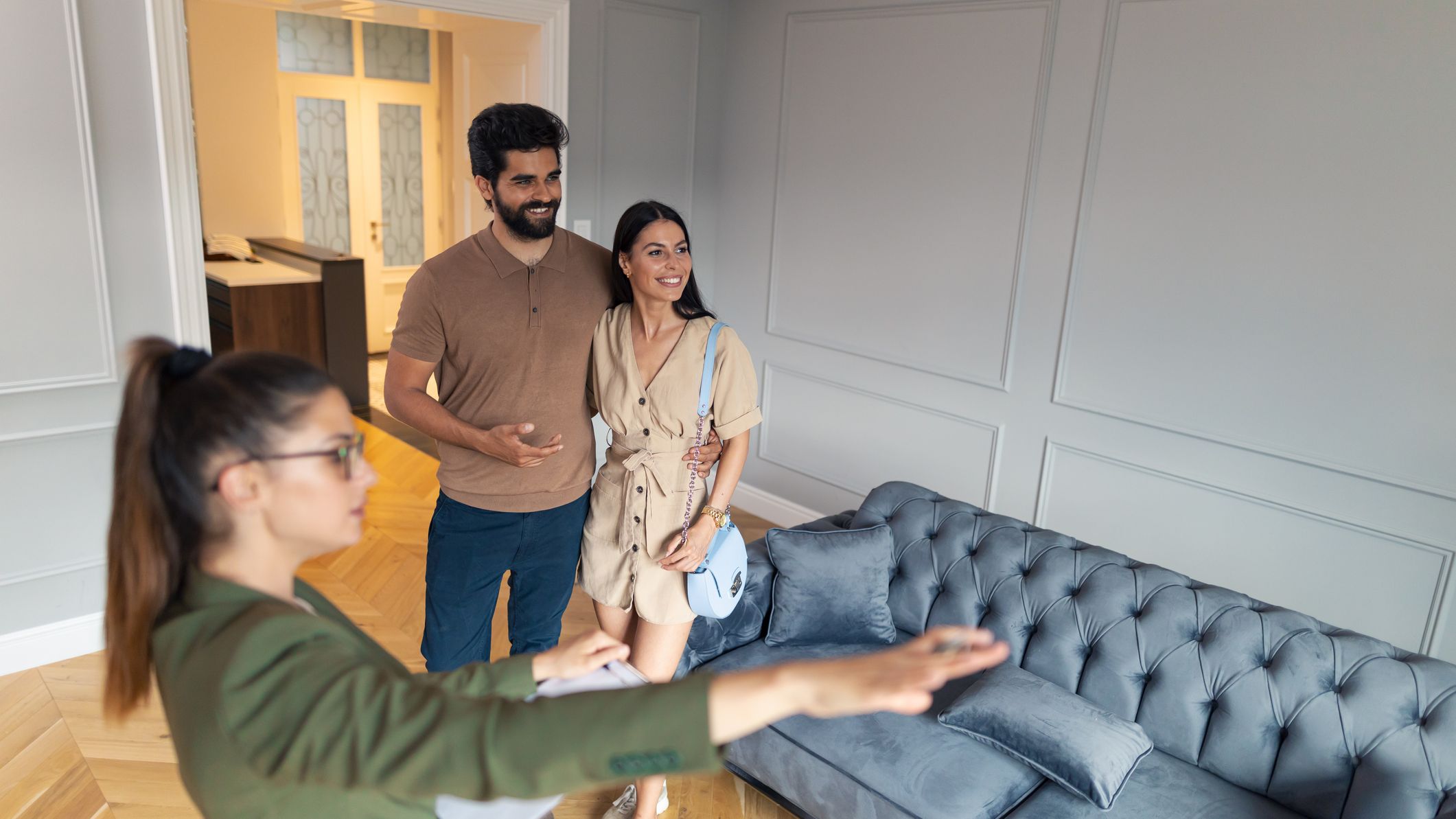 L'agent immobilier montre à un jeune couple marié un nouvel appartement.
