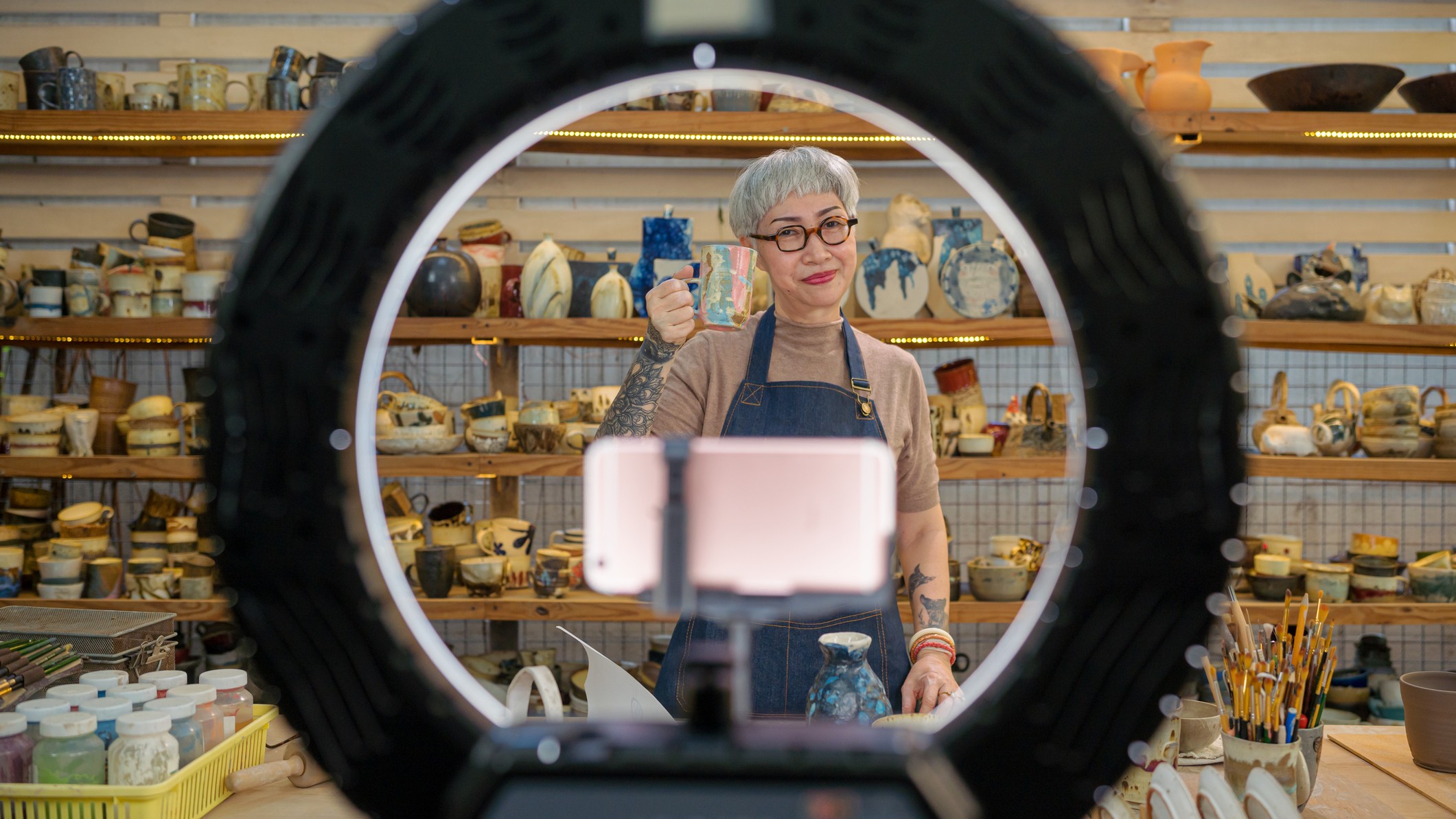 Une céramiste plus âgée présente son travail sur une plateforme vidéo.