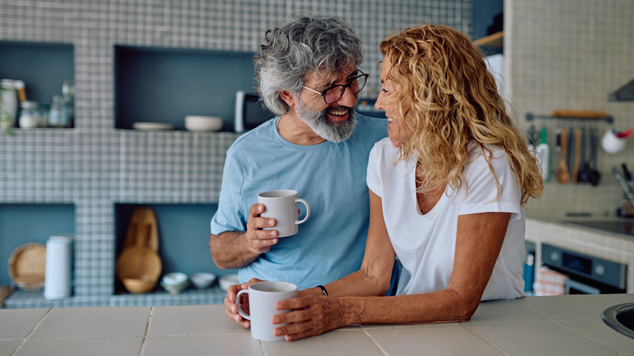 Couple plus âgé se relaxant dans la cuisine