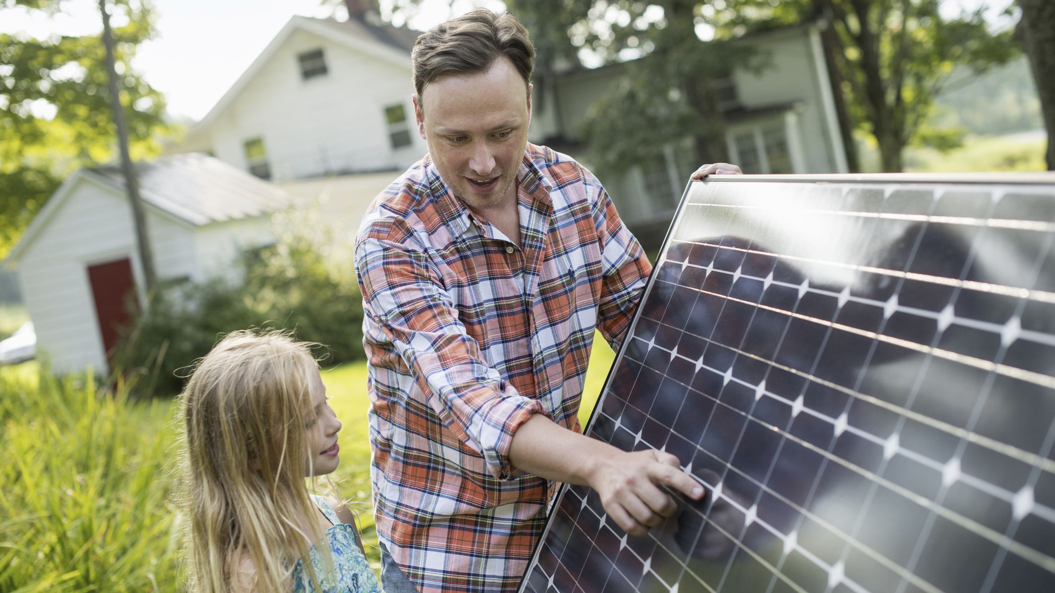 Un père expliquant le fonctionnement des panneaux solaires à sa fille.