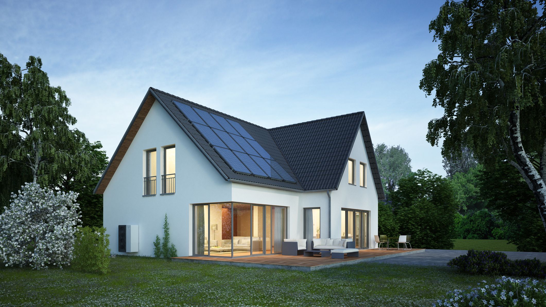 une maison avec des panneaux solaires et des lumières allumées au crépuscule