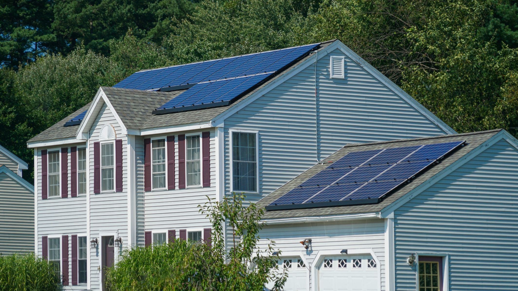 Panneau solaire installé sur le toit de la maison