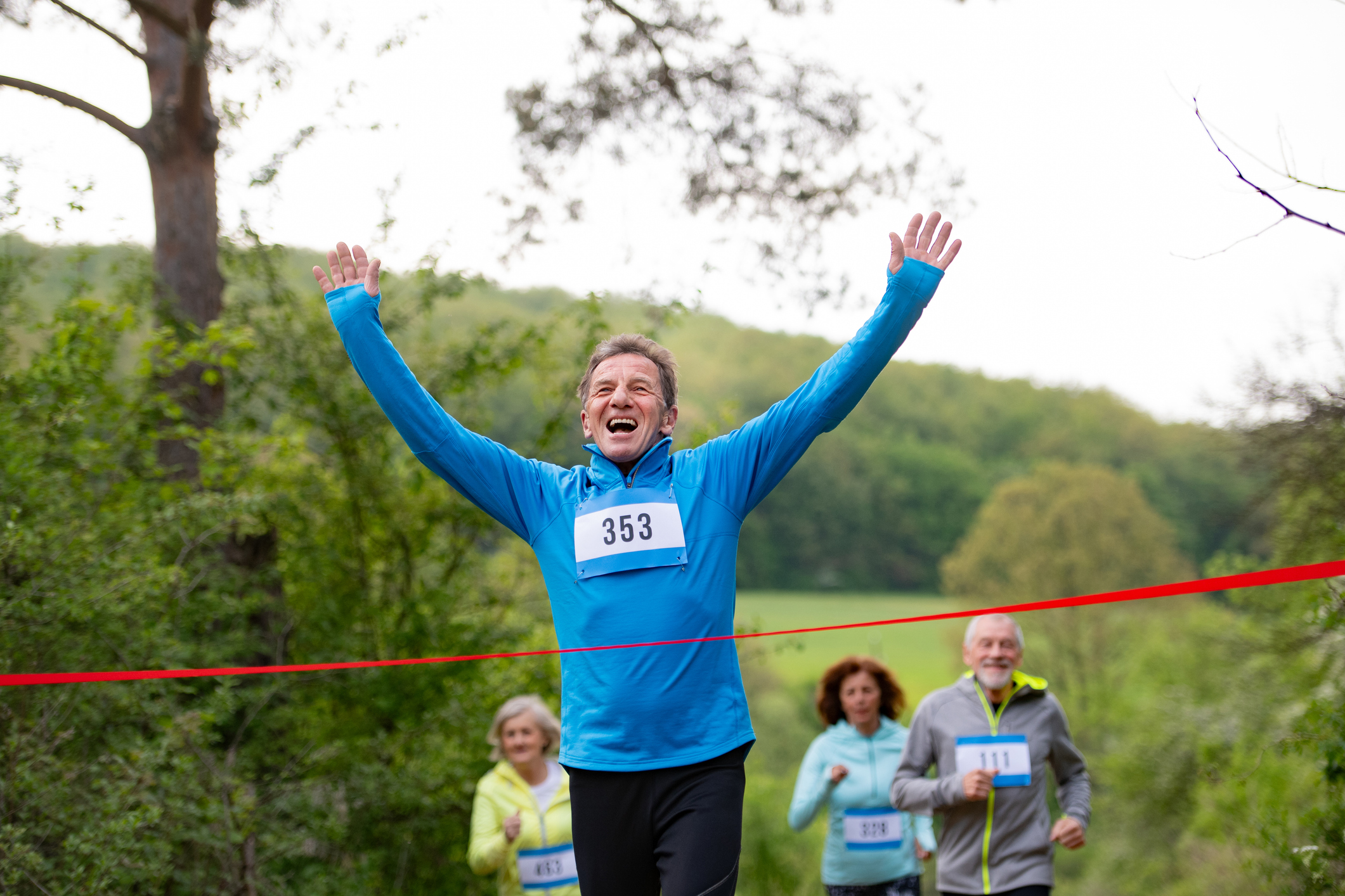 Homme plus âgé gagnant une course