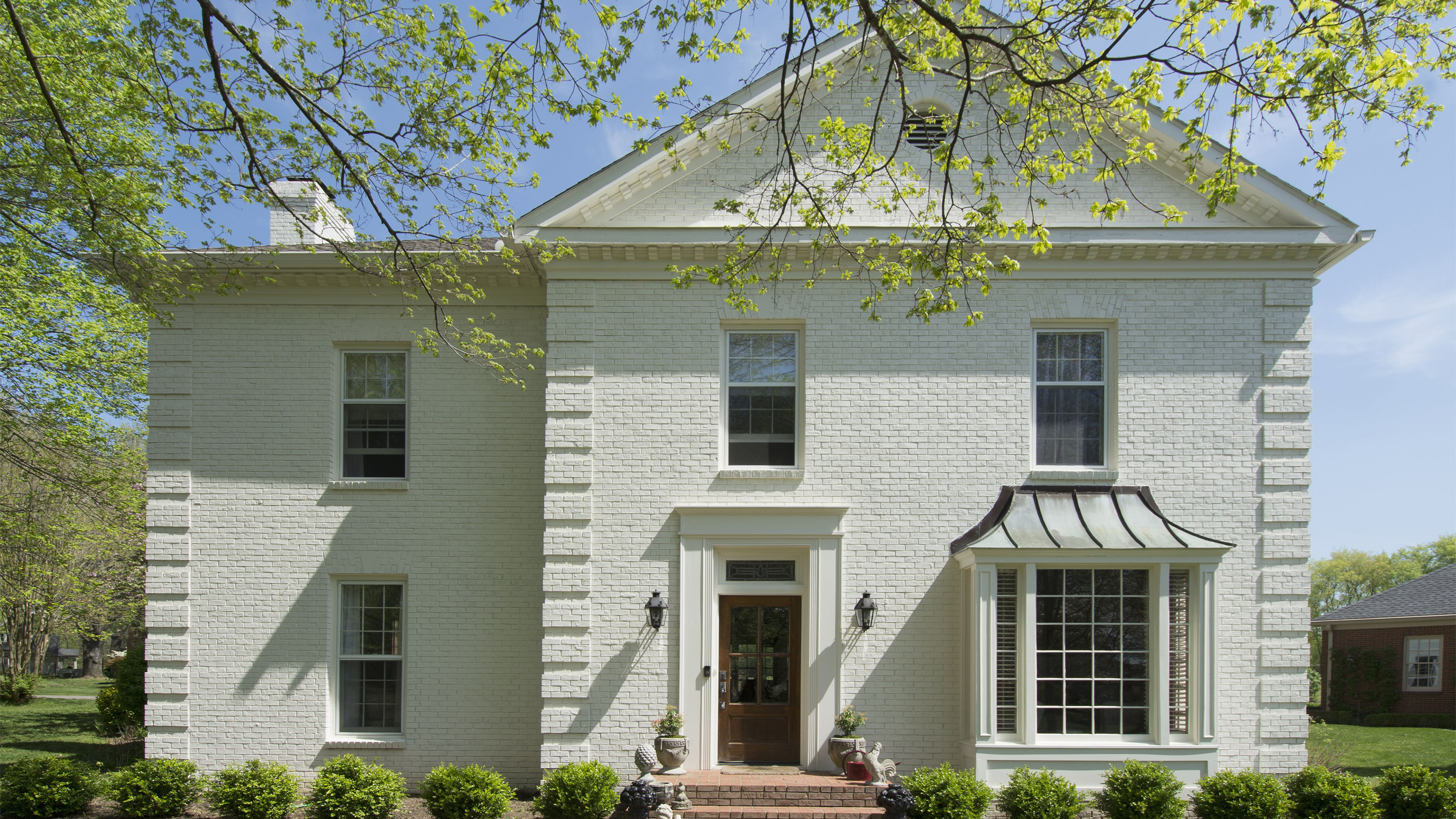 Maison blanche au Tennessee avec de belles branches d'arbres en surplomb