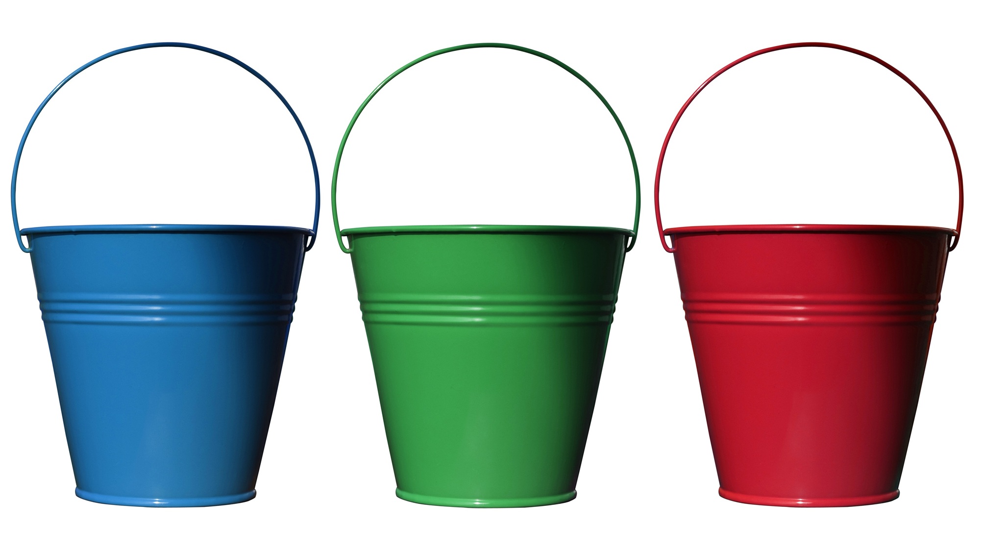 Trois seaux en bleu, vert et rouge.