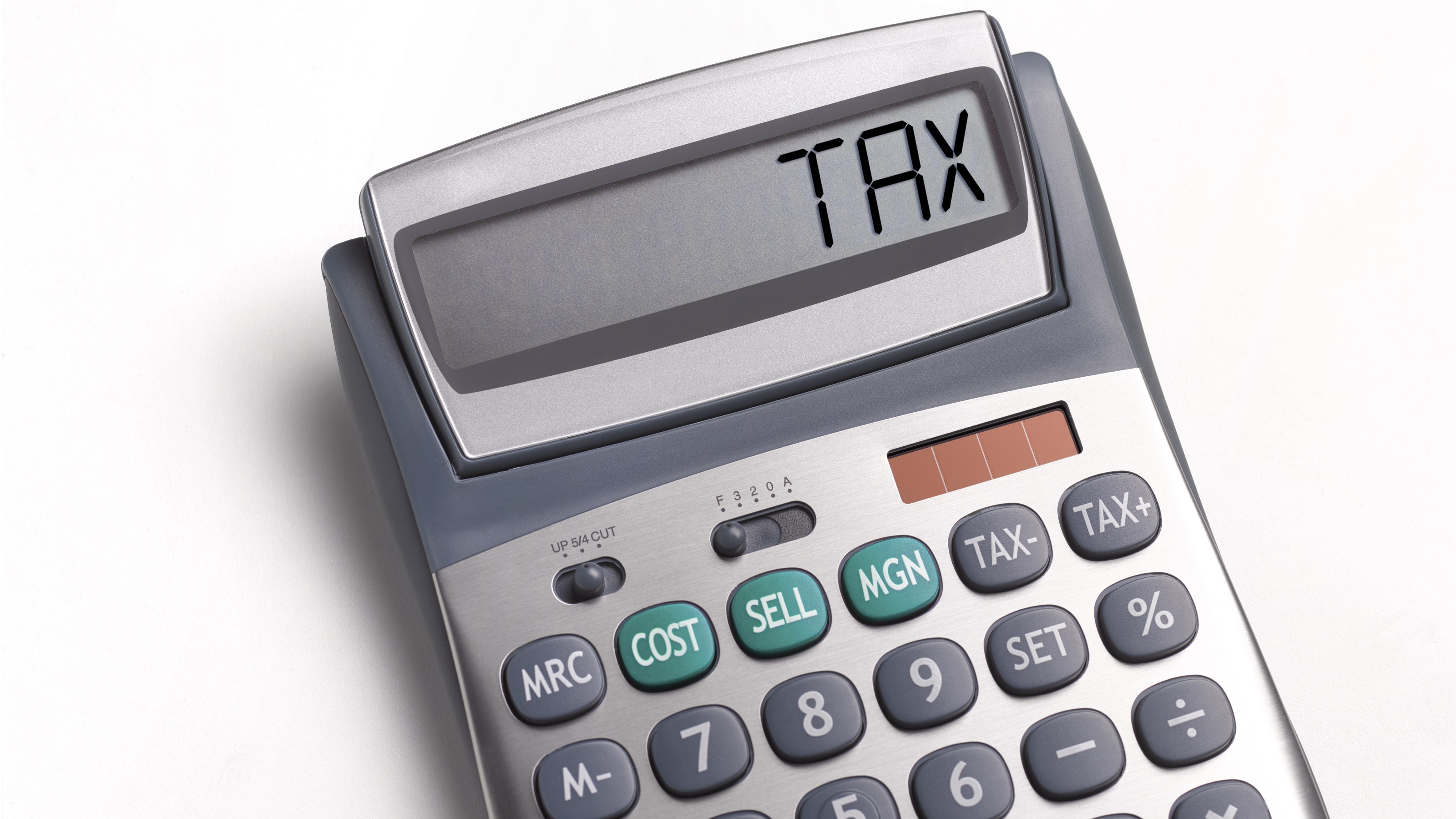 Le mot taxe s'affiche sur l'écran d'une calculatrice.