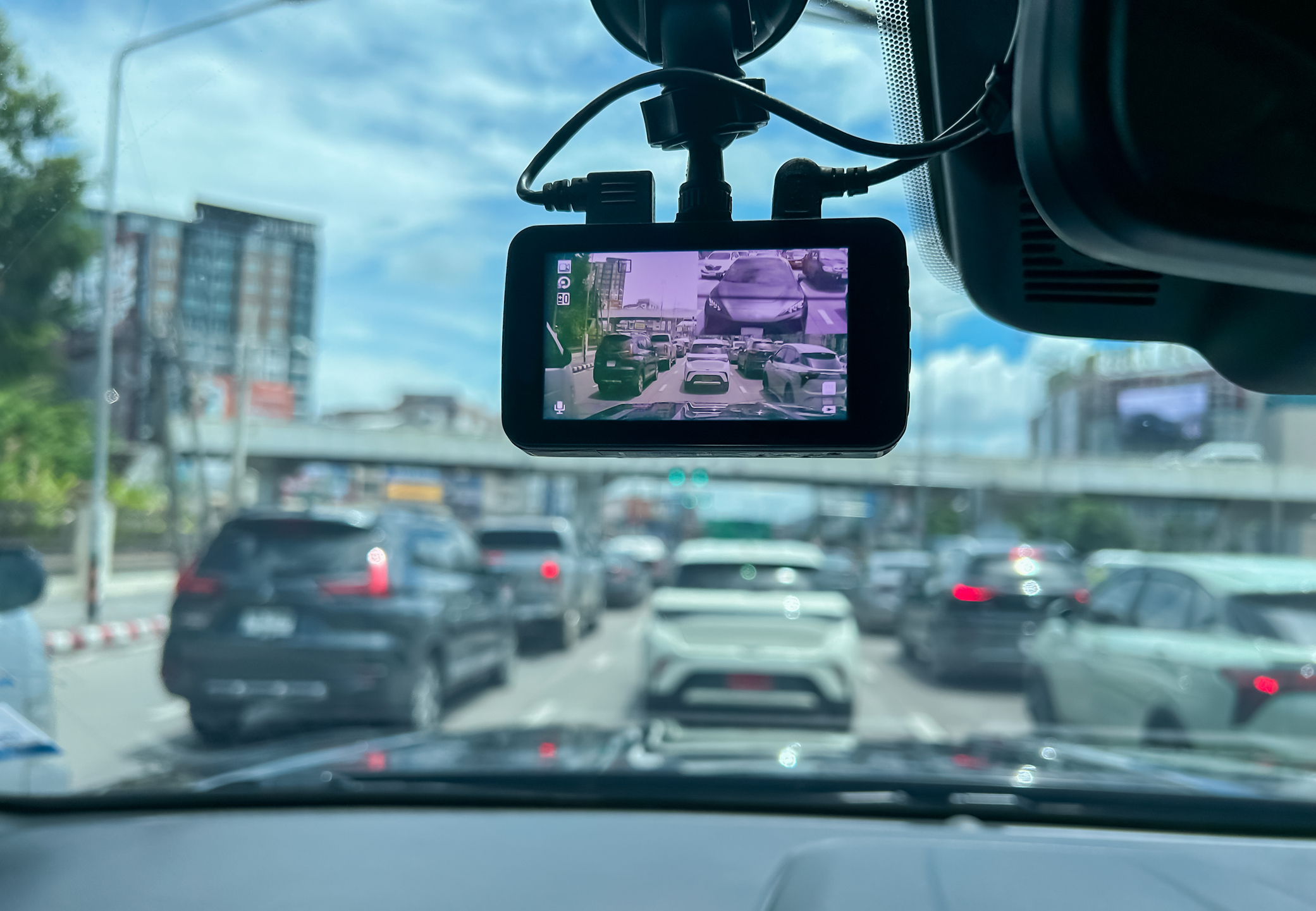 une caméra embarquée affiche le trafic devant la voiture