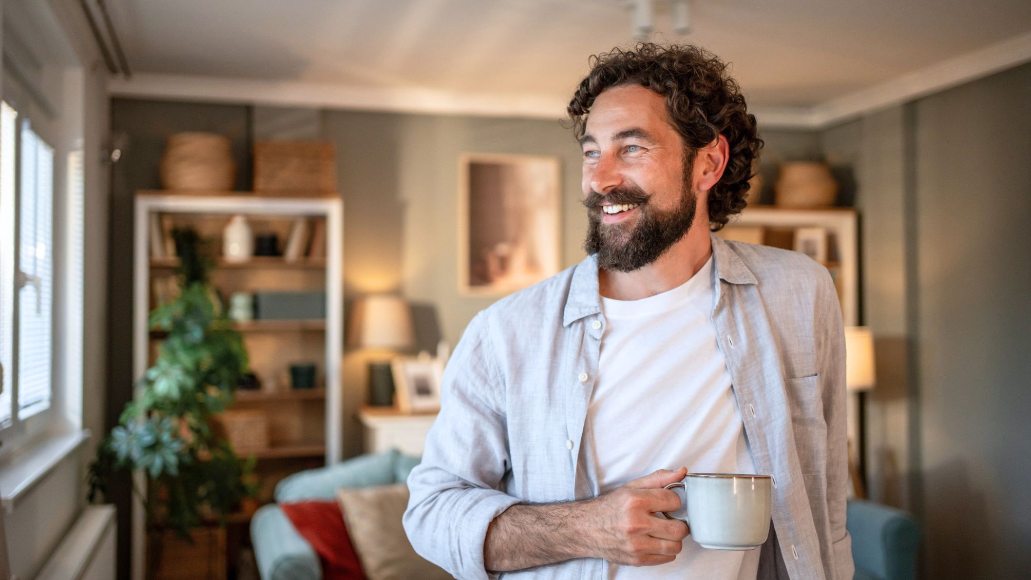 Un homme dégustant une tasse de café à la maison.