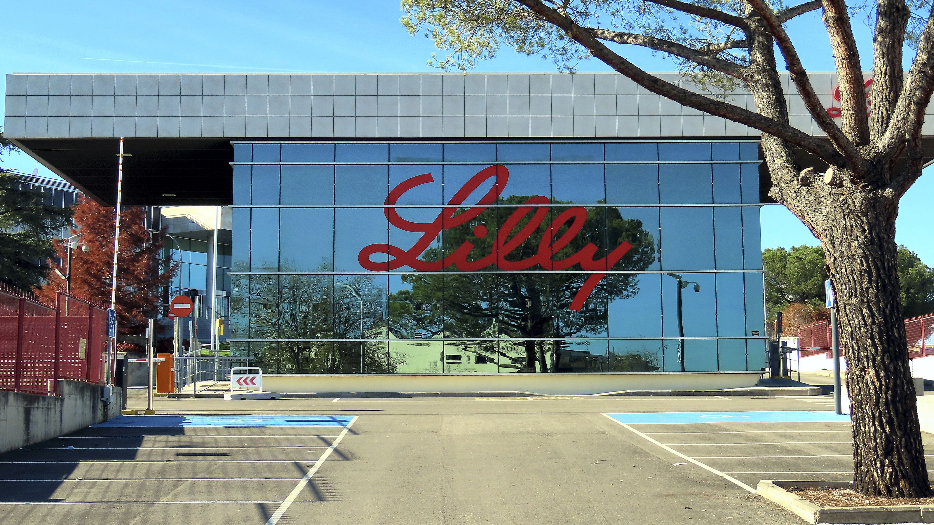 Logo Eli Lilly sur le côté du siège social du bâtiment en Espagne