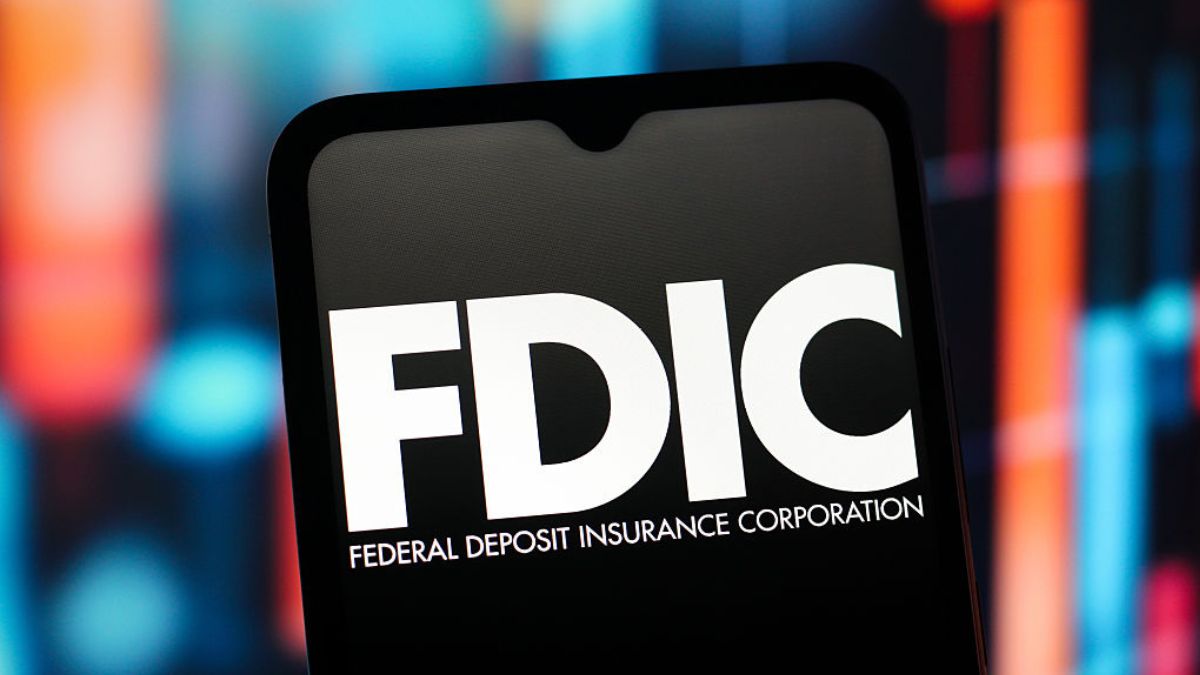 Le logo FDIC (Federal Deposit Insurance Corporation) s'affiche sur l'écran d'un smartphone.