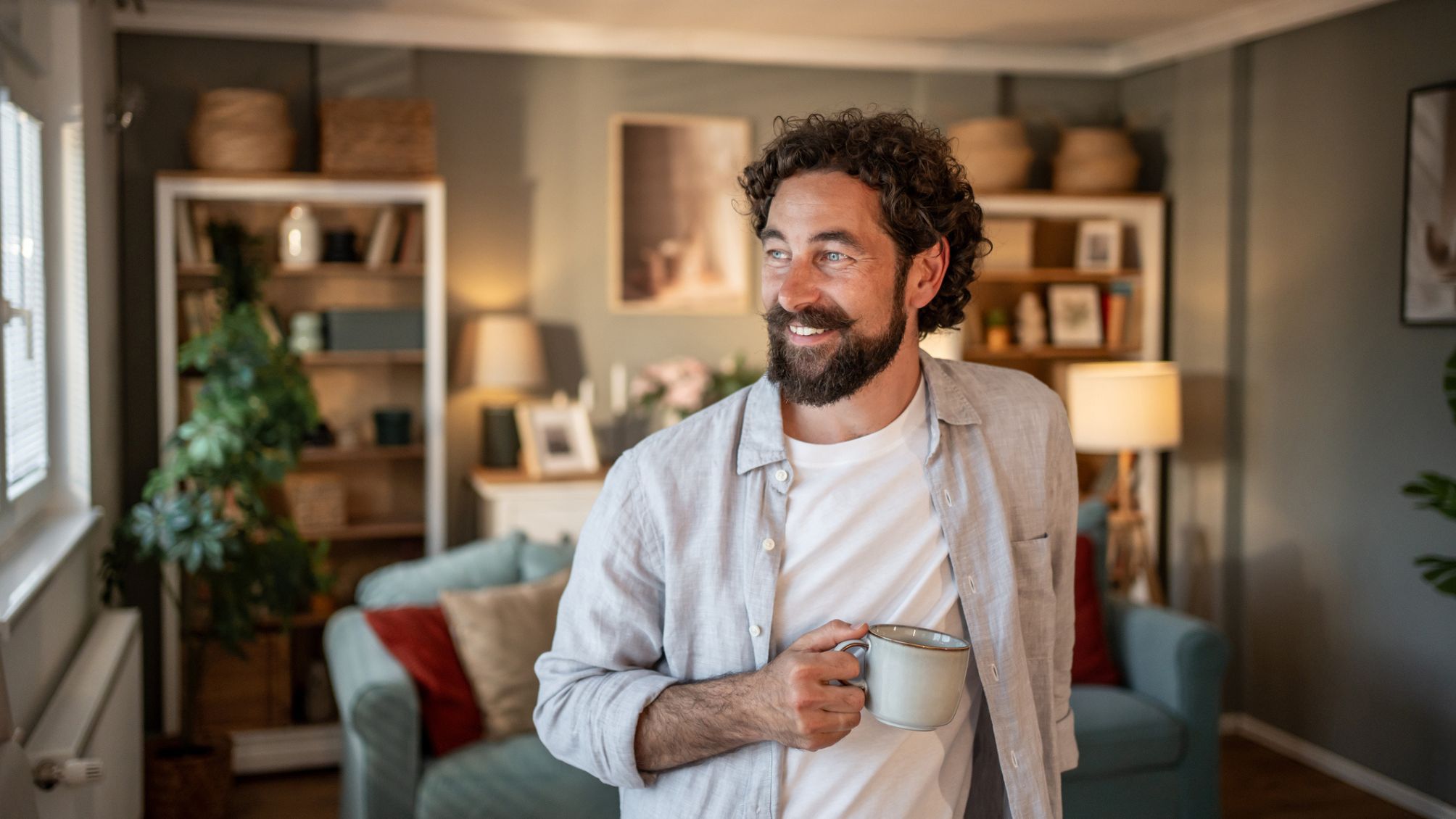 Un homme sirotant un café et profitant de sa matinée.