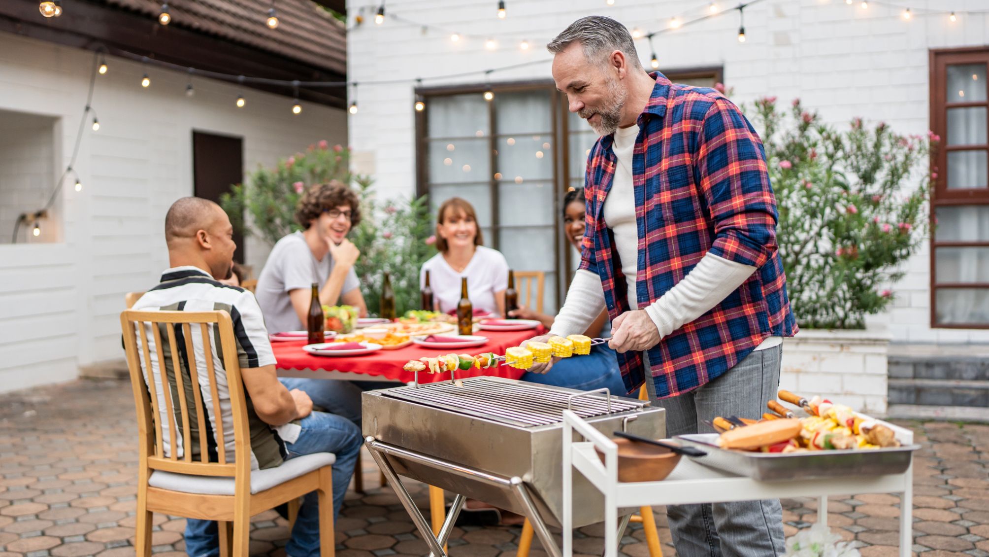 Un groupe d'amis profitant d'un barbecue dans la cour