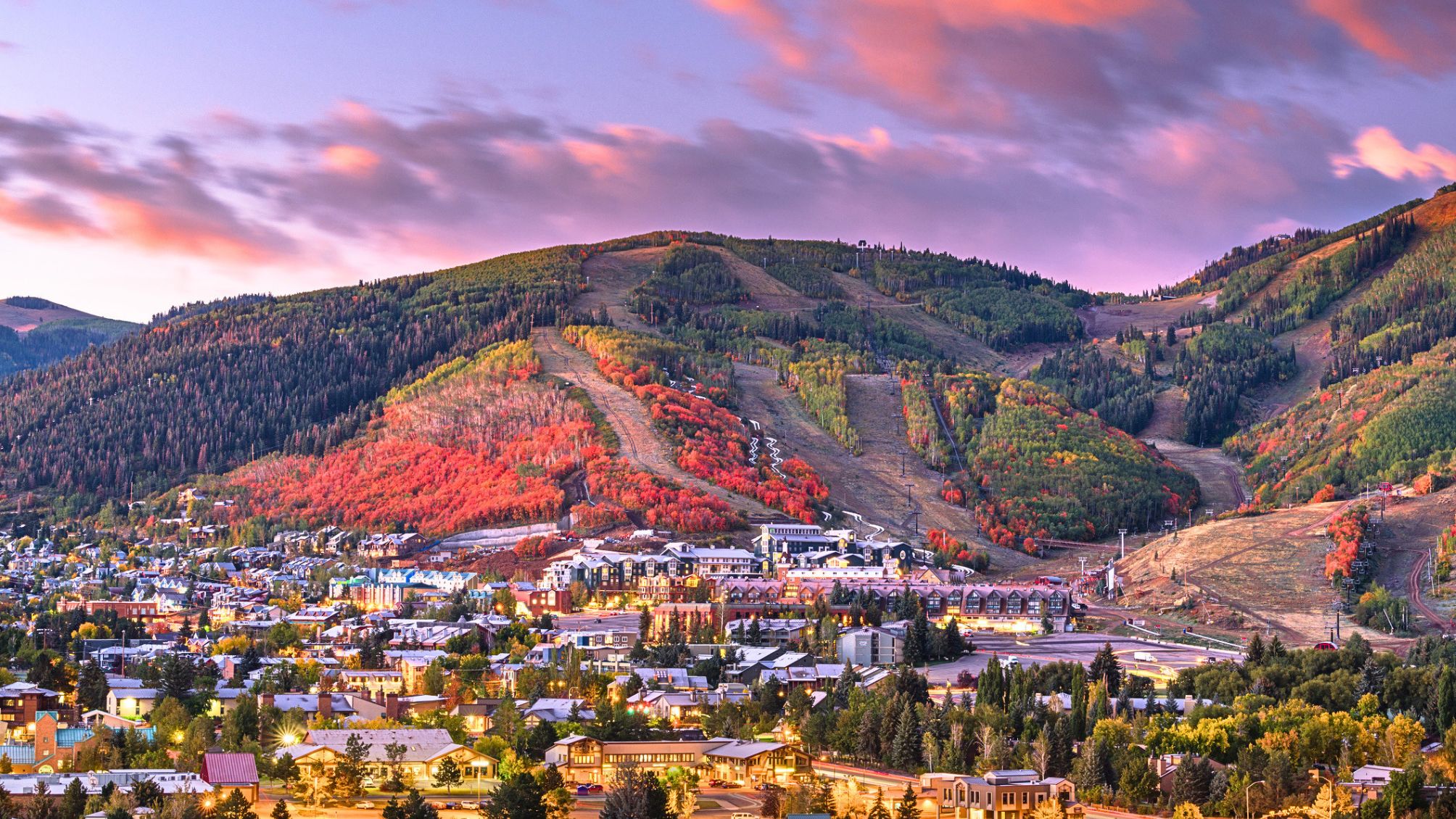 Park City, Utah, États-Unis, centre-ville en automne au crépuscule.