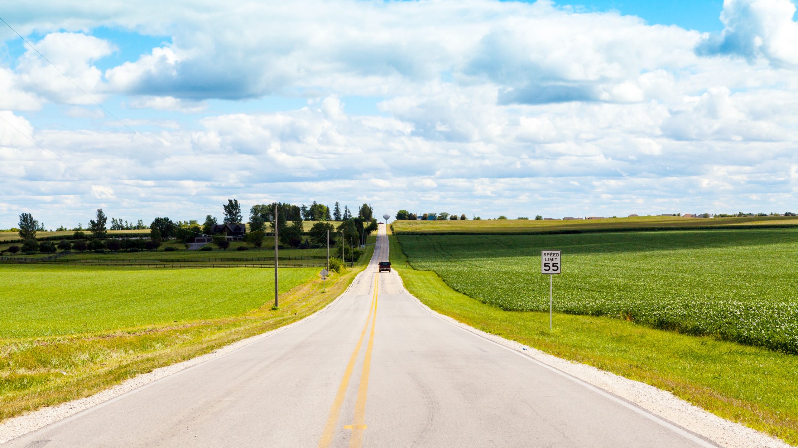 Une route droite et vide traversant des champs de maïs dans l'Iowa.