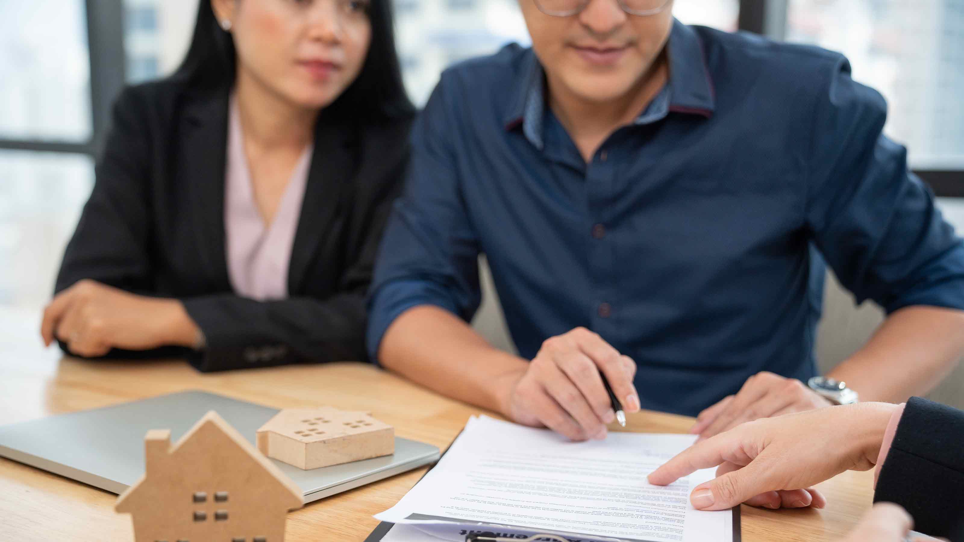 Couple signant des documents hypothécaires