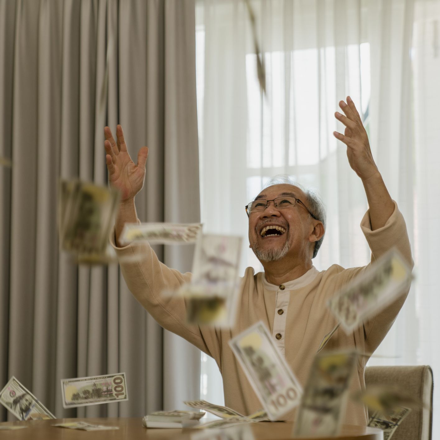 homme retraité profitant de la vie, avoir de l'argent et être heureux.