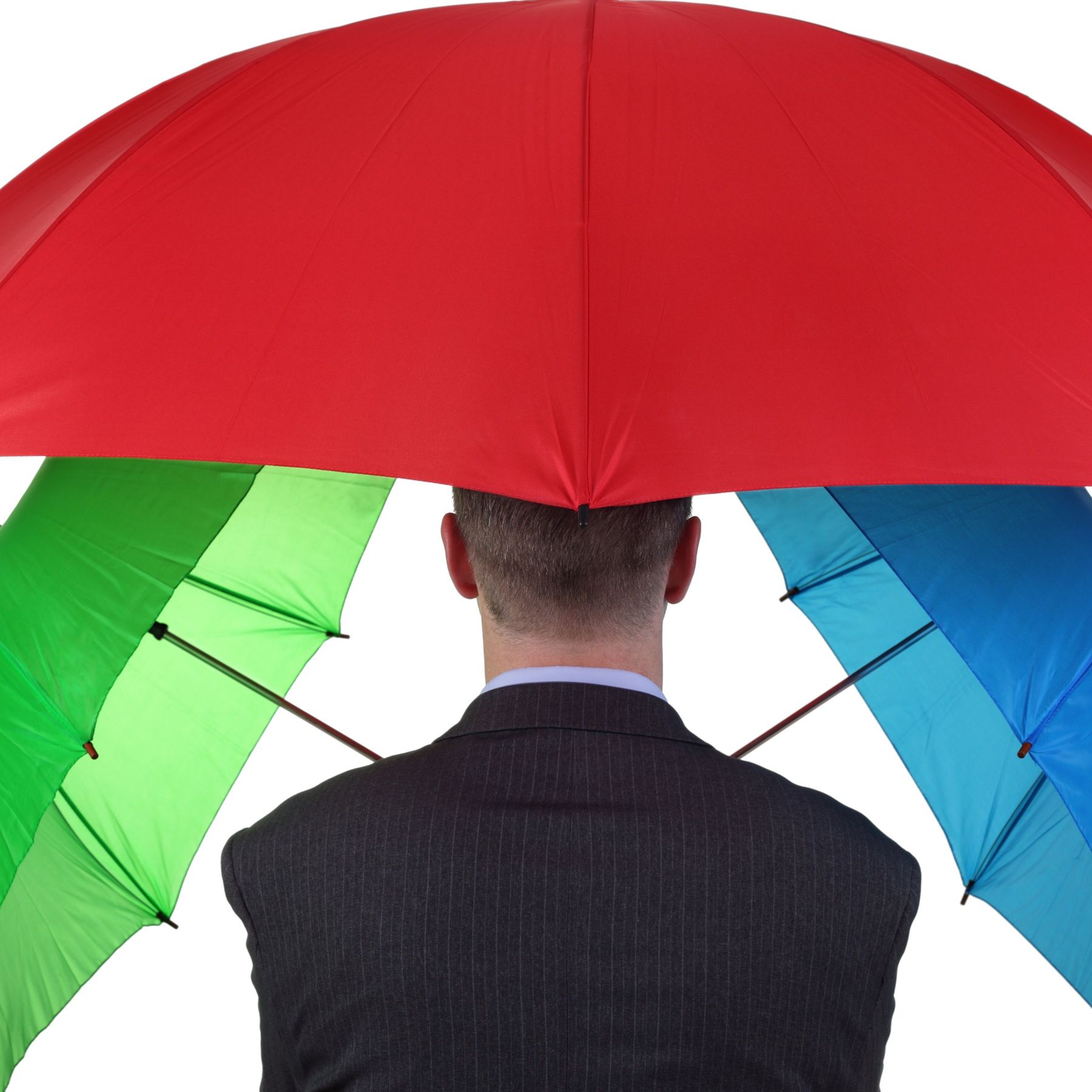 Un homme tient trois parapluies, dos à la caméra.