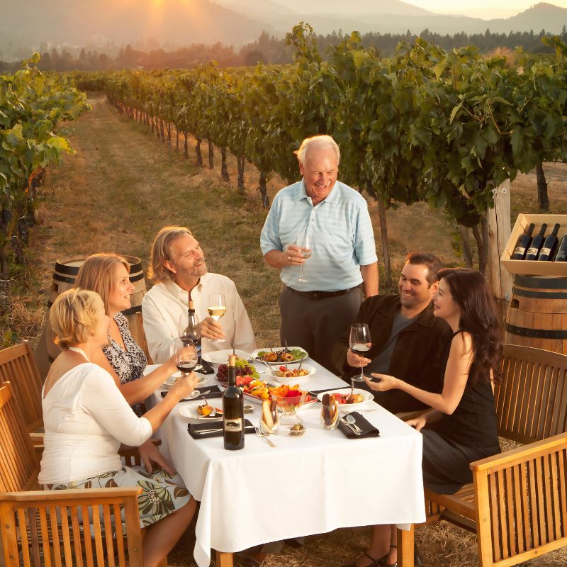 Famille en train de dîner dans un vignoble