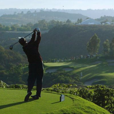 Phil Mickelson réussit un coup de départ au 10e trou lors de la Lincoln Financial Battle at the Bridges le 2 août 2004 au The Bridges à Rancho Santa Fe, Californie