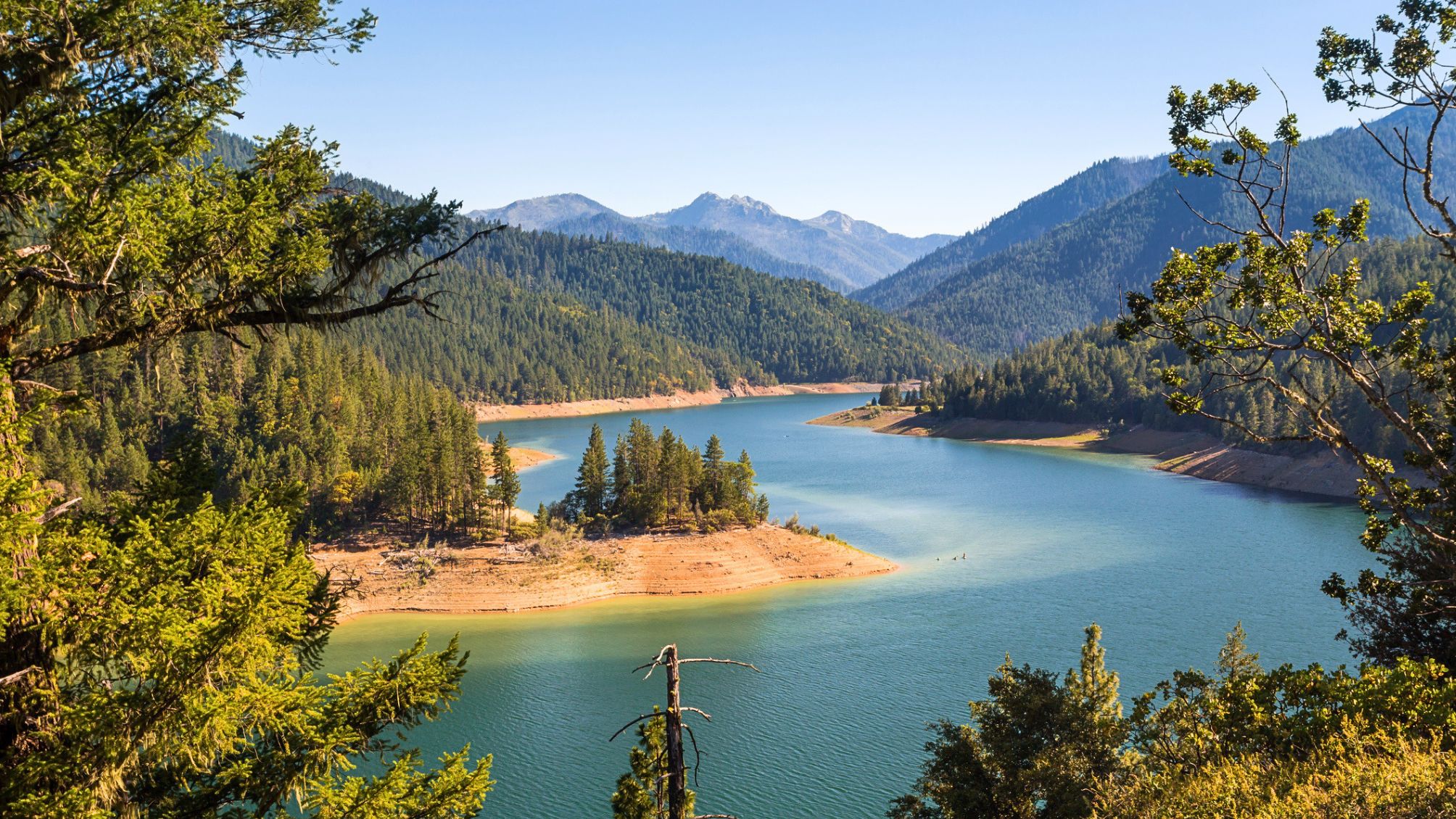 Lac Applegate dans l'Oregon, États-Unis, à l'heure d'or de l'été