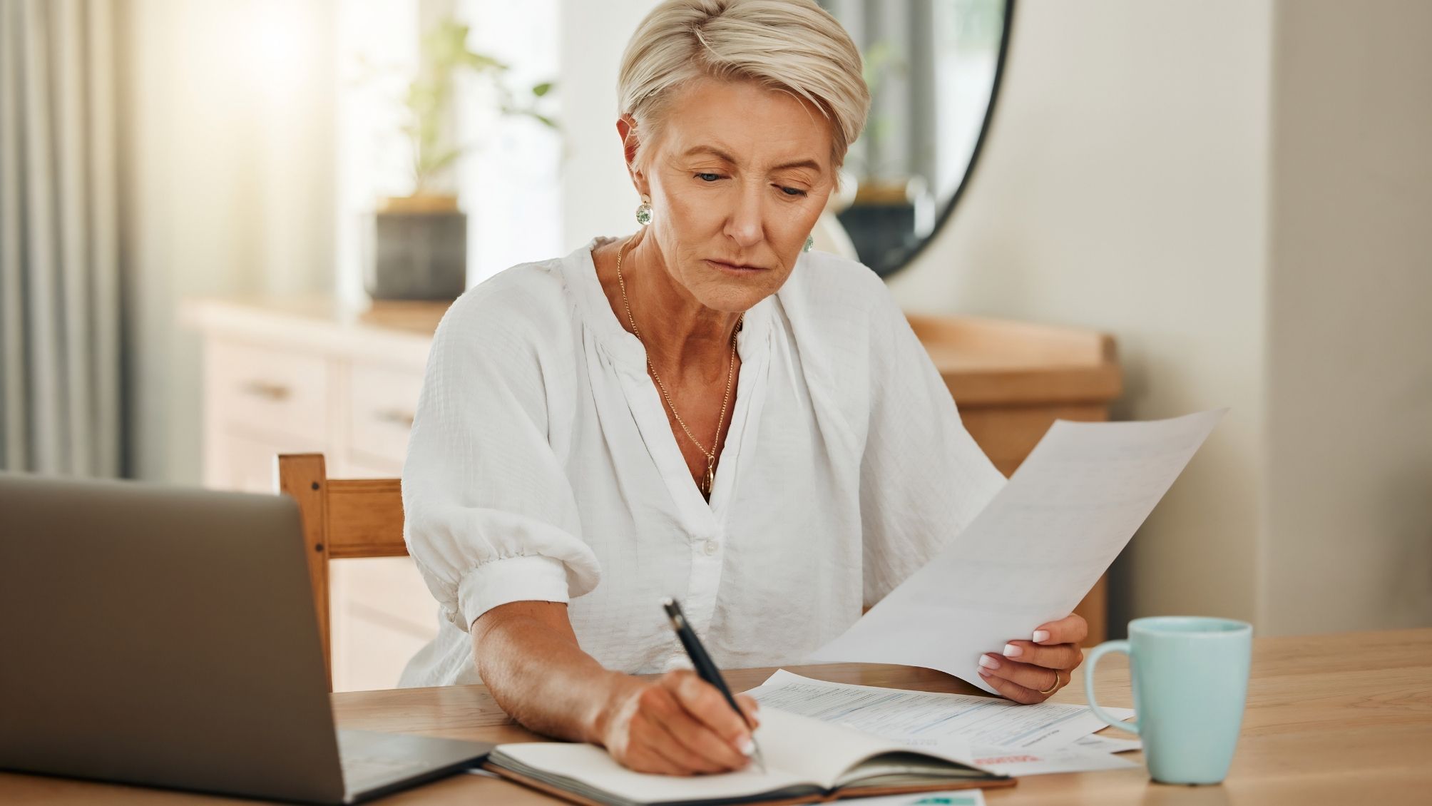 Une femme qui travaille sur son budget familial.