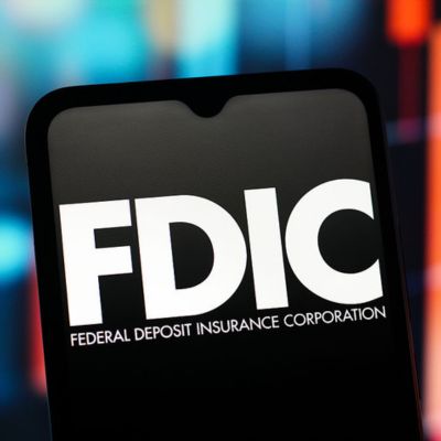 Sur cette illustration photo, le logo FDIC (Federal Deposit Insurance Corporation) est affiché sur l'écran d'un smartphone.