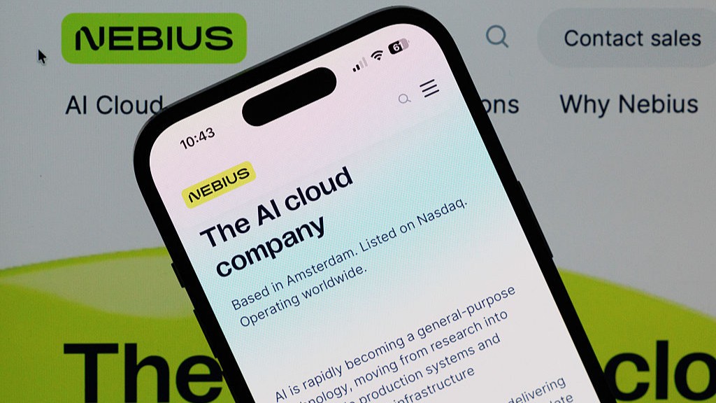 Le site Internet de Nebius Group NV sur un smartphone et avec le site Internet affiché sur un ordinateur portable en arrière-plan