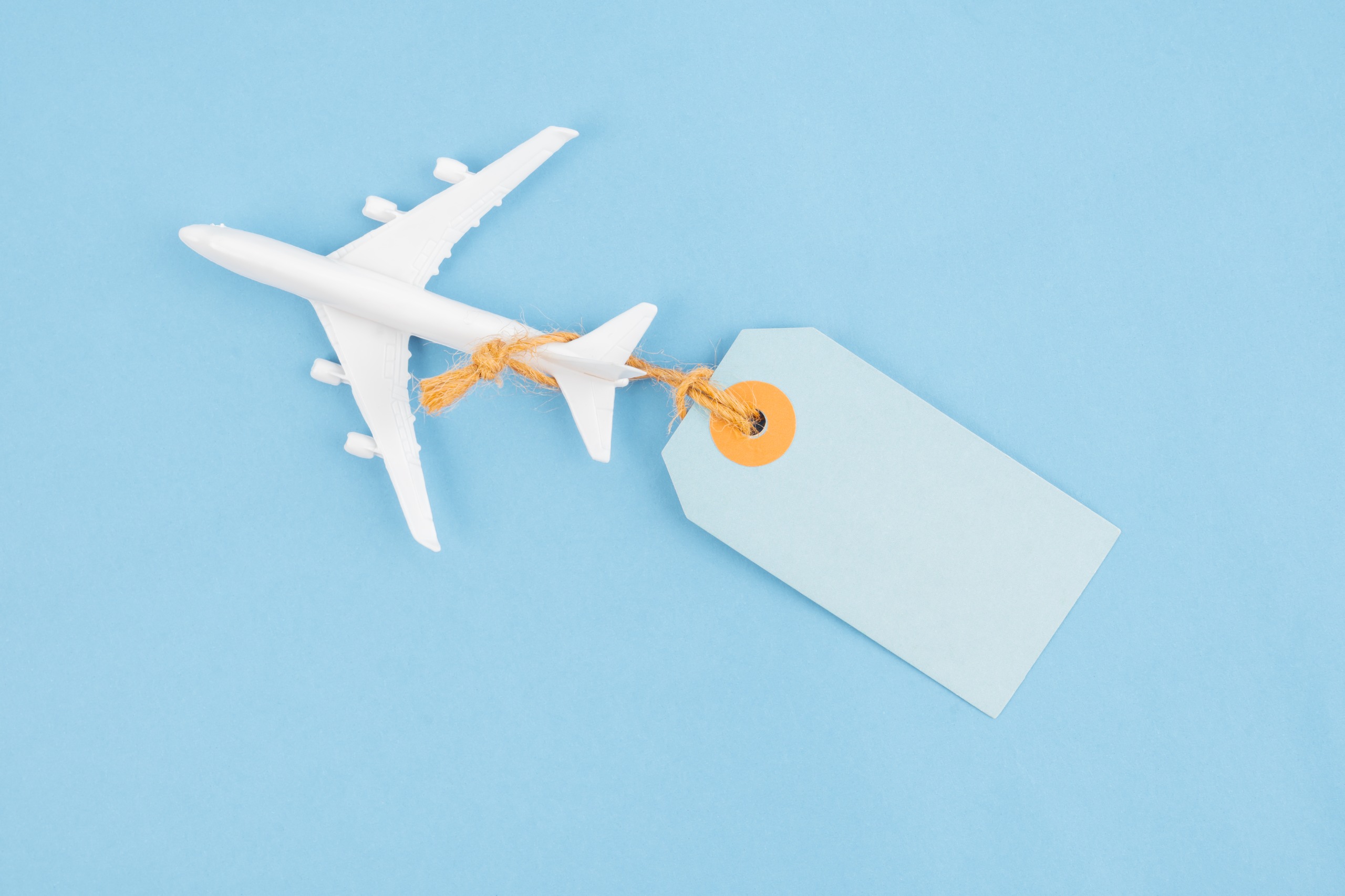 Un avion jouet a une étiquette de prix vierge attachée à la queue.