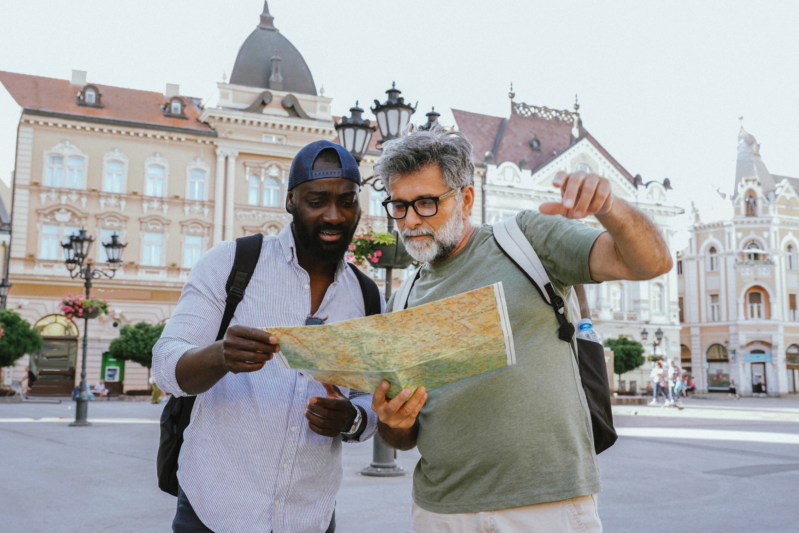 Un touriste perdu demande de l'aide à un local pour localiser sa destination sur une carte.