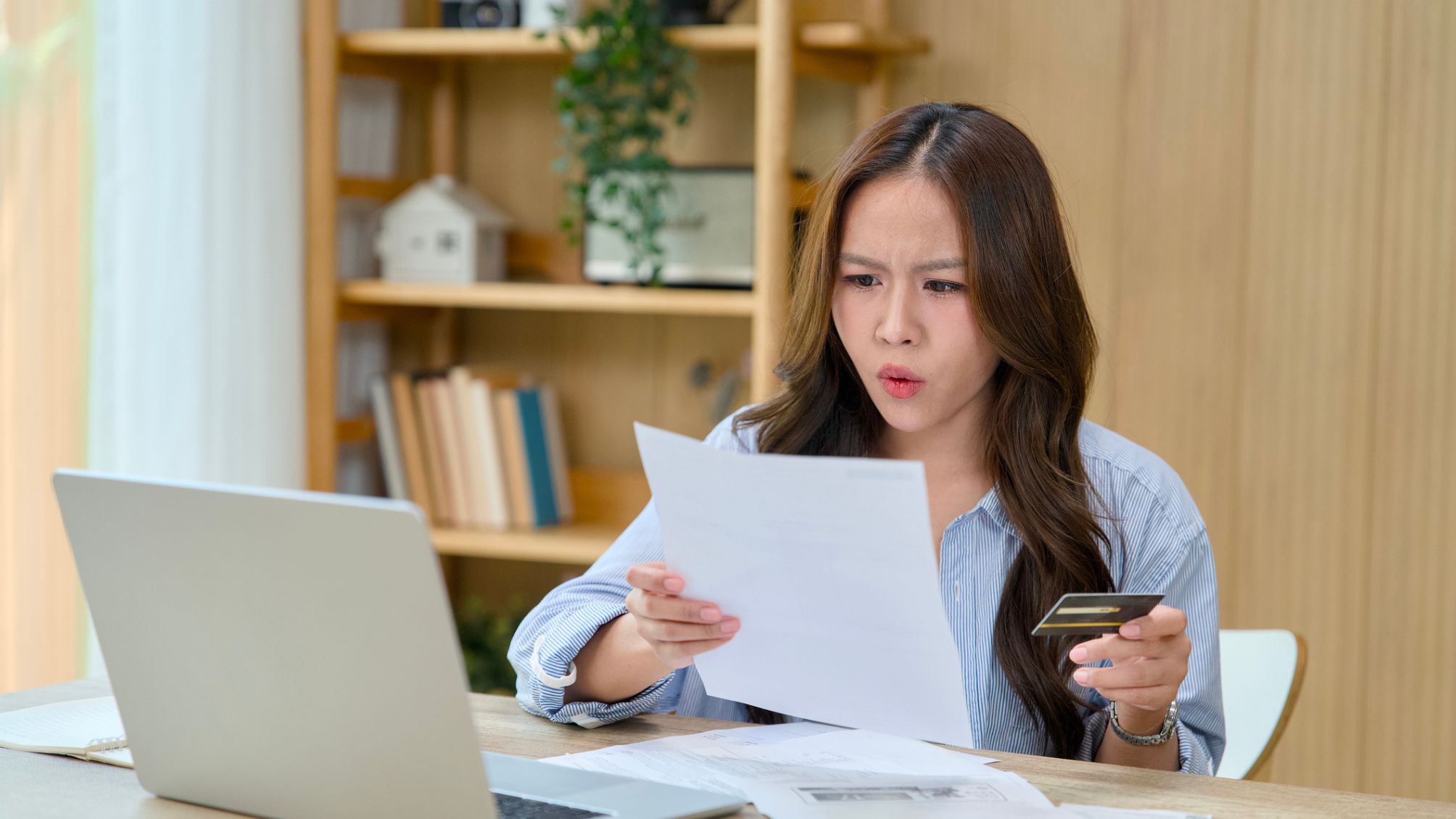 Une femme est choquée par le taux d’intérêt indiqué sur son relevé de carte de crédit