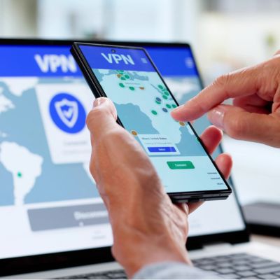 Une personne se connectant à un VPN depuis son smartphone.