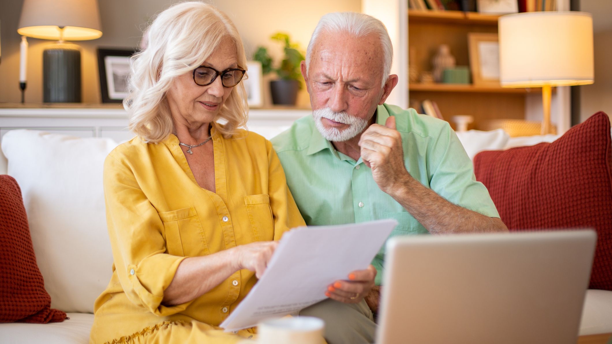 un couple heureux prenant une décision financière