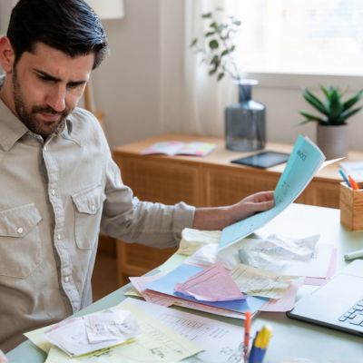Un homme frustré par son budget familial compliqué.