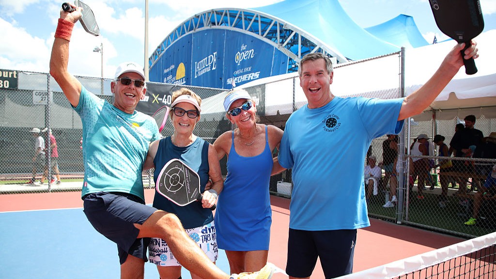 Les joueurs de pickleball posent pour une photo lors des championnats de pickleball de l'US Open 2025 au parc communautaire East Naples, le 2 mai 2025, à Naples, en Floride.