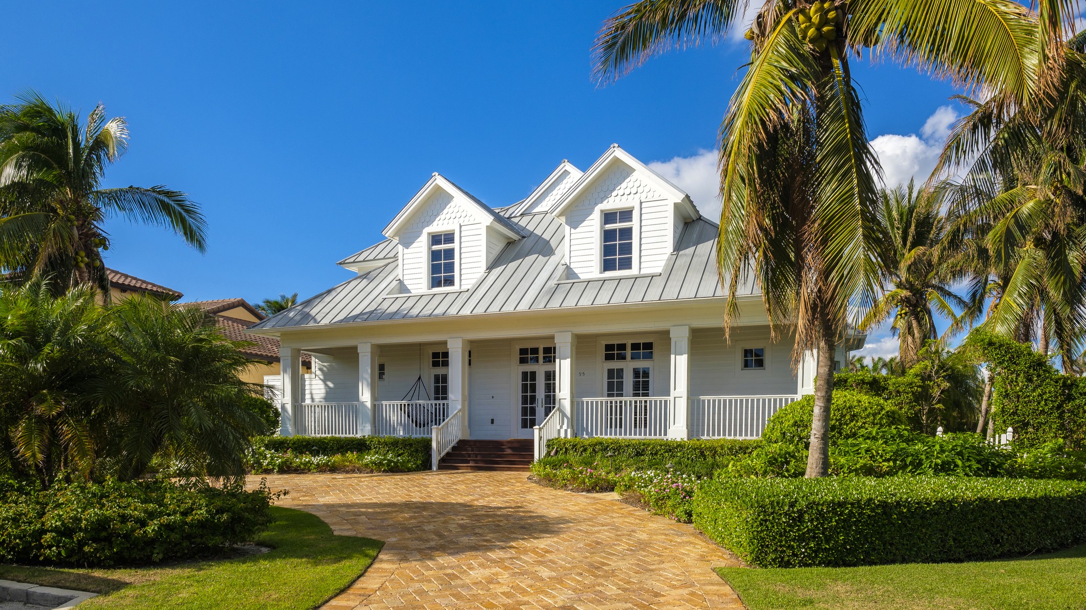 Naples, Floride États-Unis - 1er novembre 2017 : Maison de style architecture classique dans le quartier résidentiel historique du golfe côtier du vieux Naples.