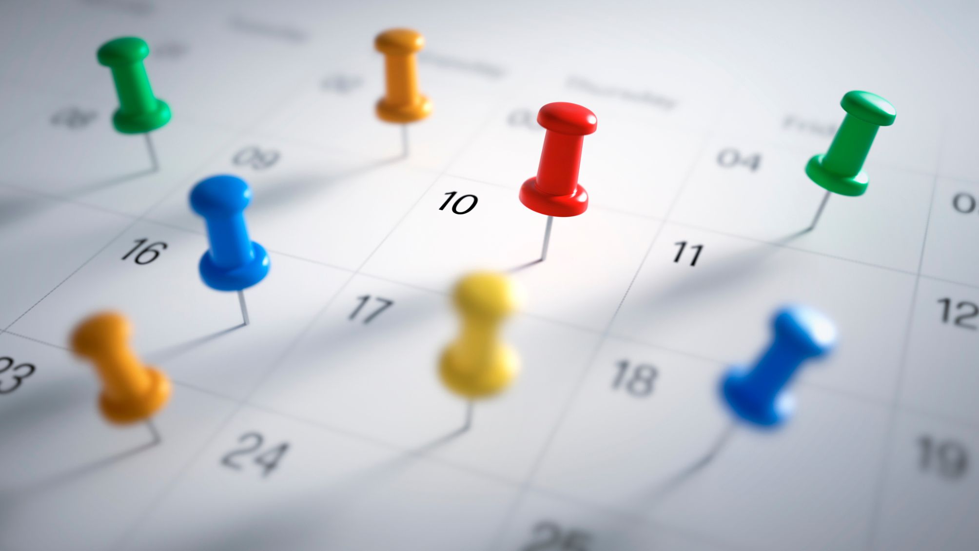 Des punaises insérées dans un calendrier