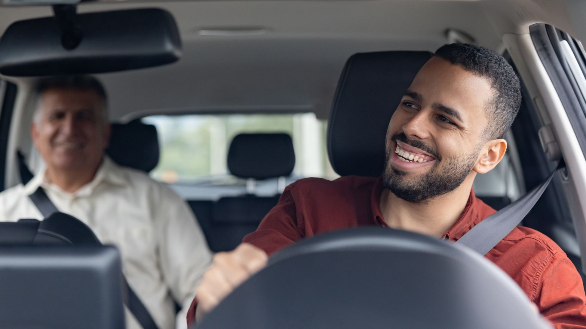 un chauffeur Uber discute avec un passager