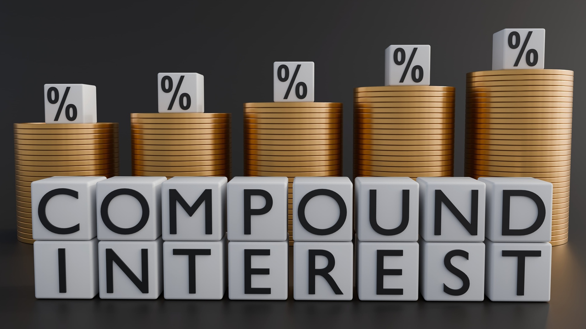 Les tuiles de style Scrabble épellent "Intérêts composés" devant des signes de pourcentage sur des cubes blancs au-dessus de pièces d'or en plastique empilées.
