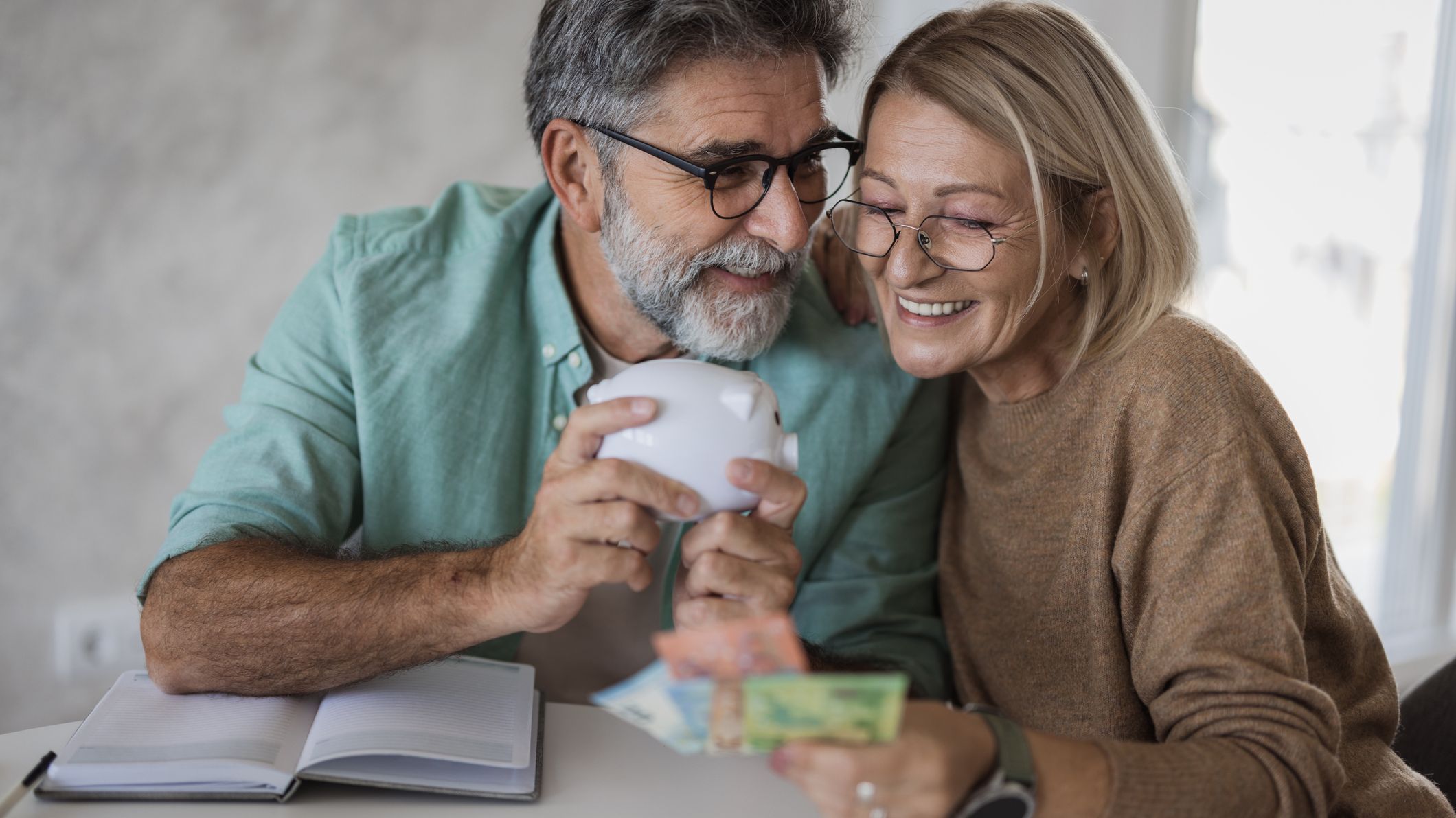 une photo d'un couple heureux économisant de l'argent