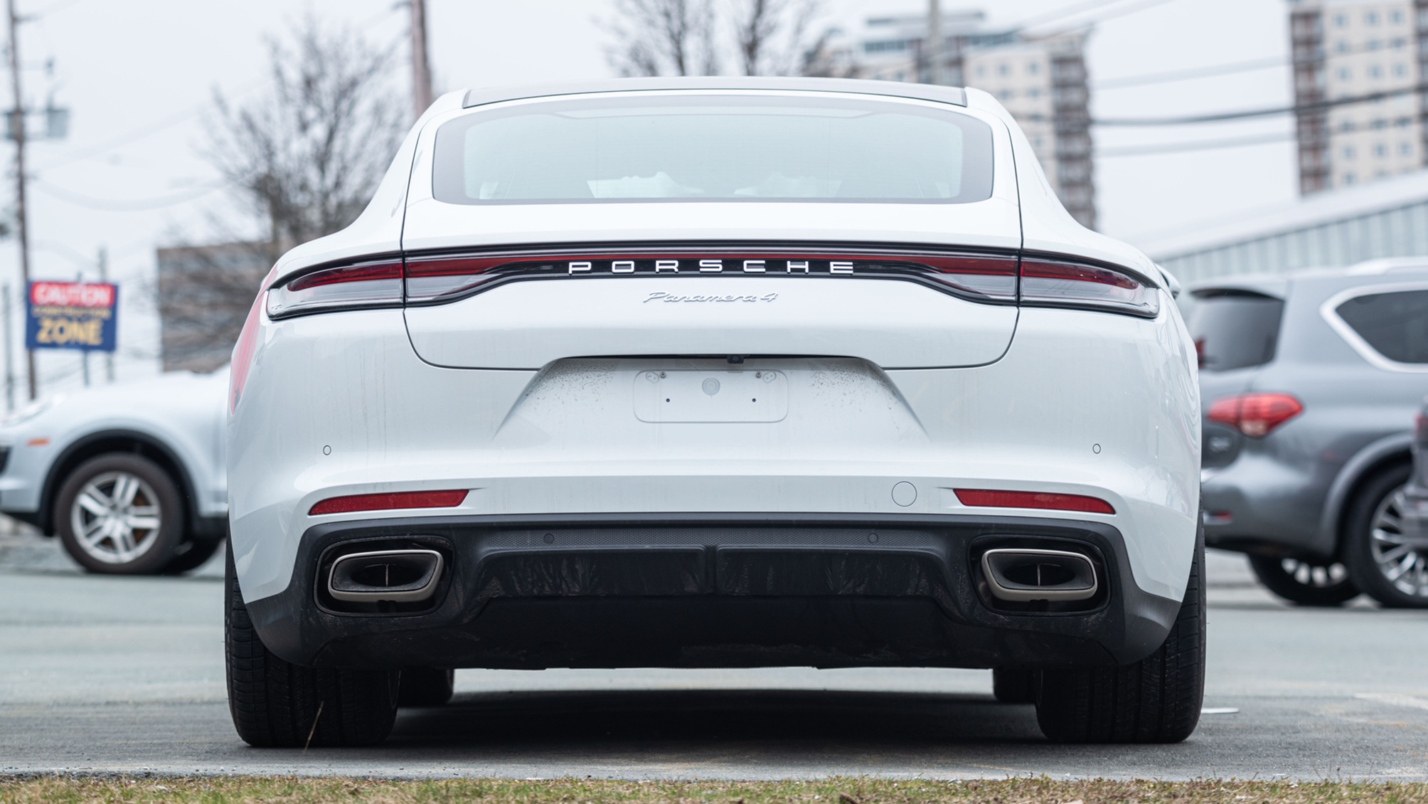 L’arrière d’une Porsche Panamera blanche.
