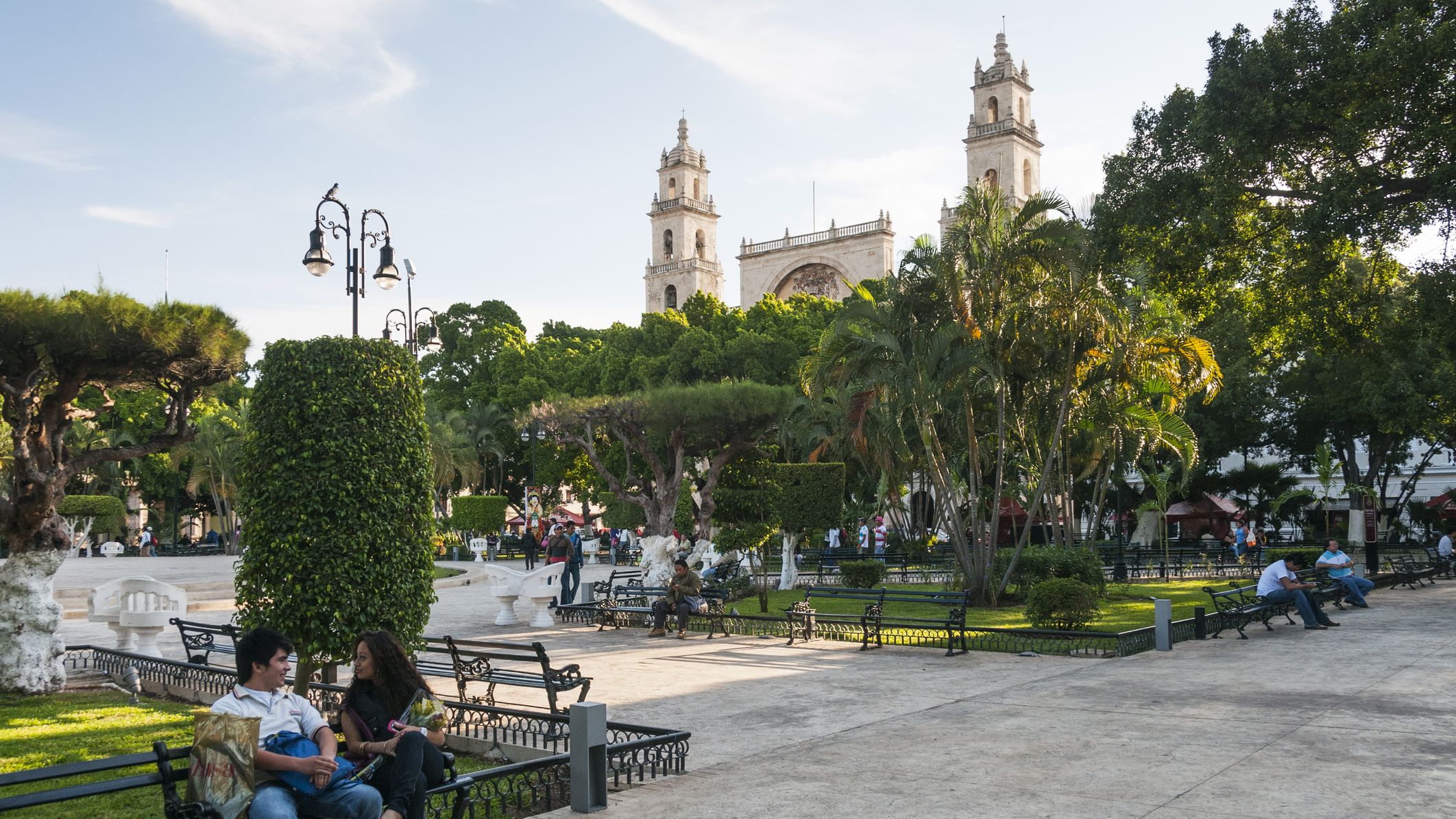 Une journée agréable avec des gens assis sur des bancs sur la Plaza de la Independencia et la cathédrale San Ildefonso au Mexique.